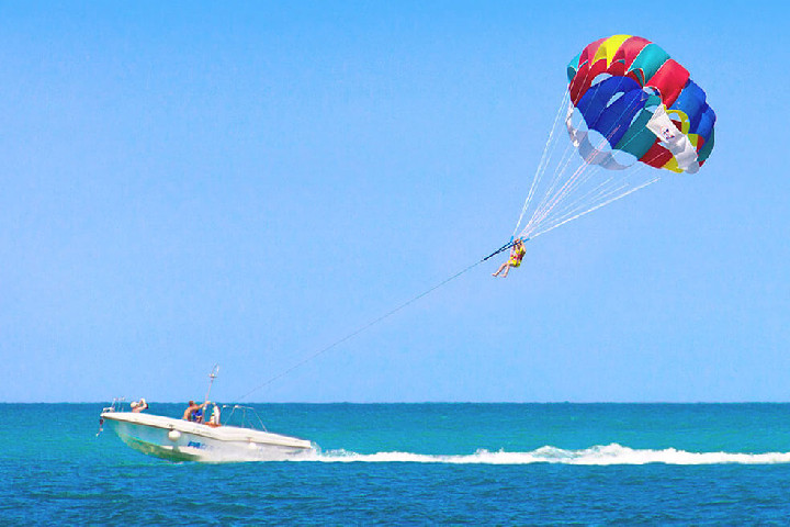 Parasailing in Havelock